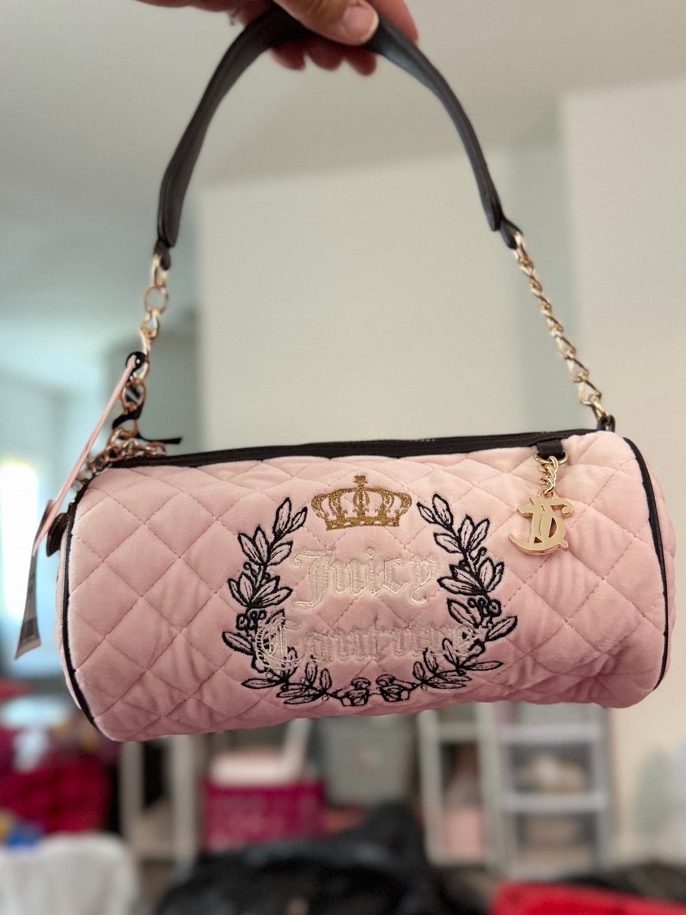 Juicy Couture Royal Moment Mini
Barrel Bag Pink Chocolate Gold
Crystal Quilted